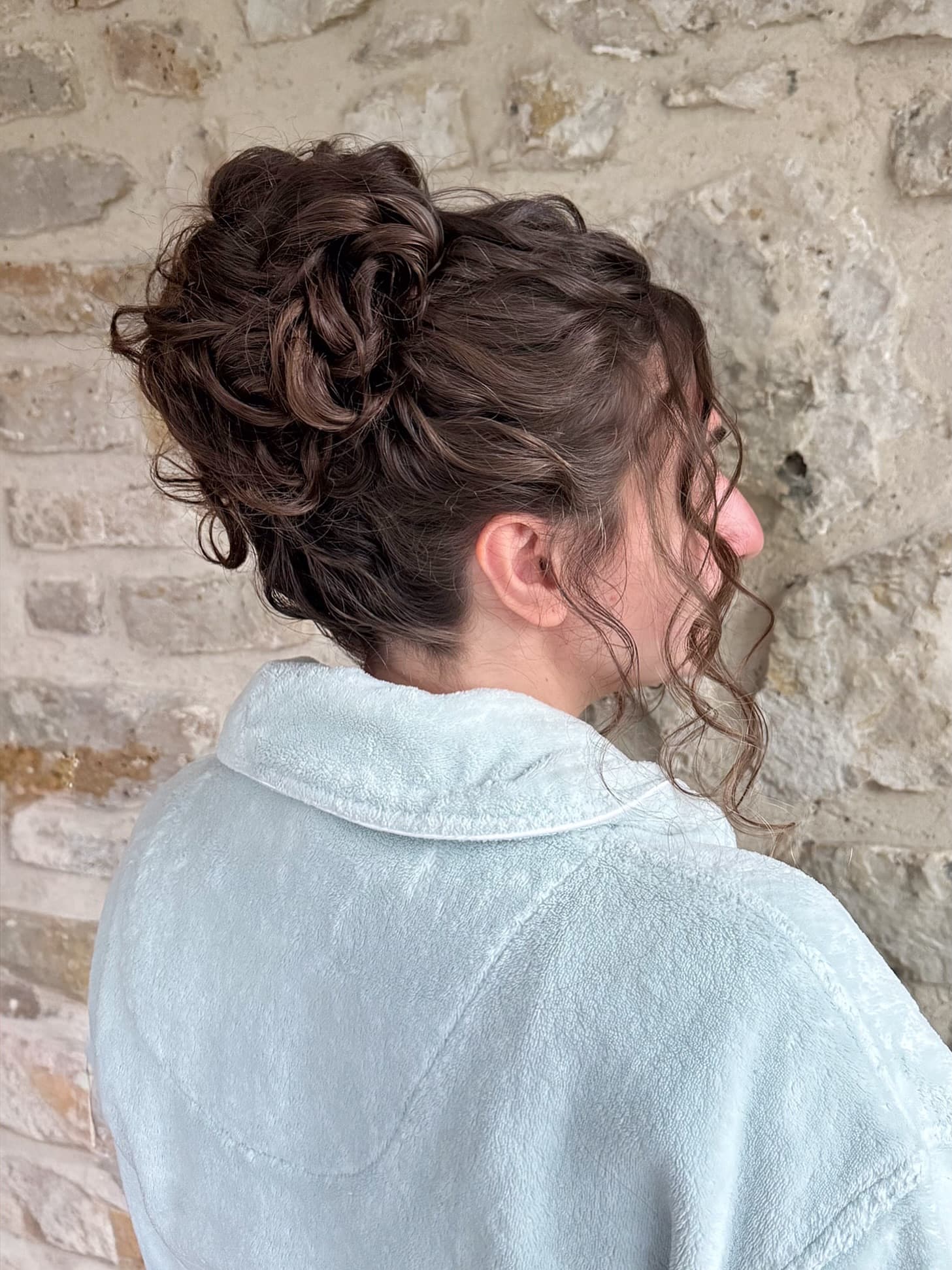 For my natural curly hair girlies who want a tidy updo that compliments their natural wave texture! Loved this choice for this beautiful bridesmaid this weekend 🤍